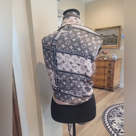 Louis Vuitton Stunning scarf a must have for your wardrobe! - Picture 2 of 3